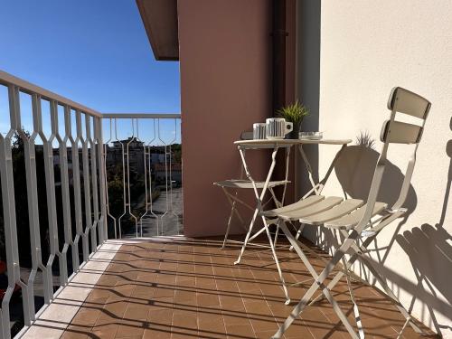 patio con mesa y sillas en el balcón en Casa Toè de Luxe, en Conegliano