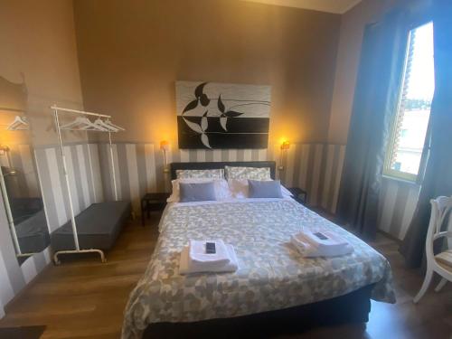 ローマにあるMorgagni Houseのベッドルーム1室(ベッド1台、タオル2枚付)