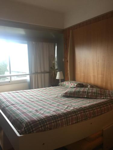 uma cama grande num quarto com uma janela em ABITARE MARILLEVA em Trento