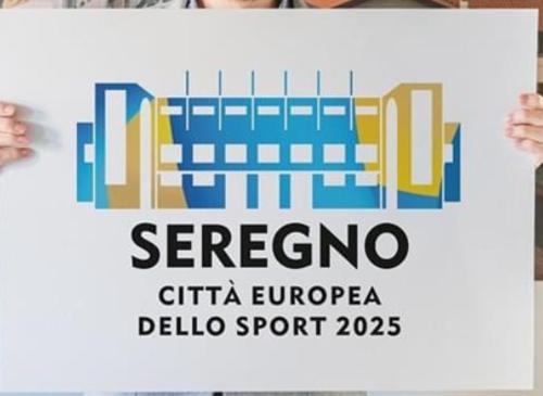a man holding a sign that reads segesta giftina europeoloolo at In centro da Ale in Seregno