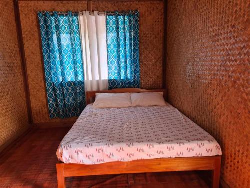 a small bed in a room with a window at Itaytay inn in San Vicente
