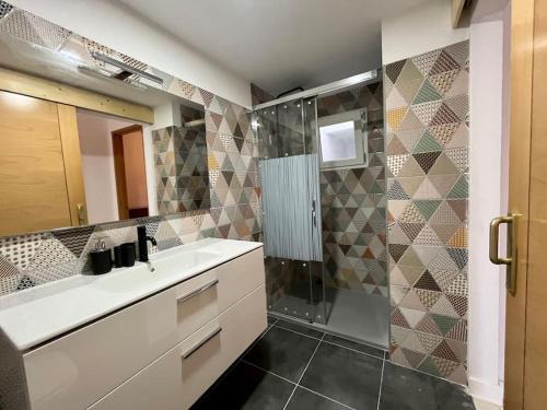 a bathroom with a sink and a shower at Paradise PLAYA CHICA con terraza a 100m del Mar in Puerto del Carmen