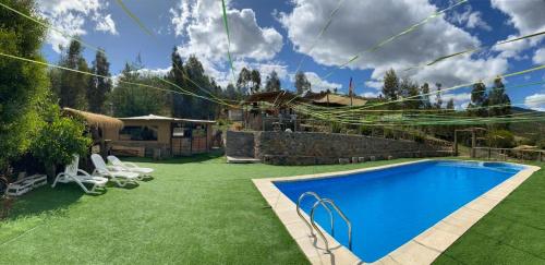 a yard with a swimming pool and a house at Estancia Don Domingo in Hualañé