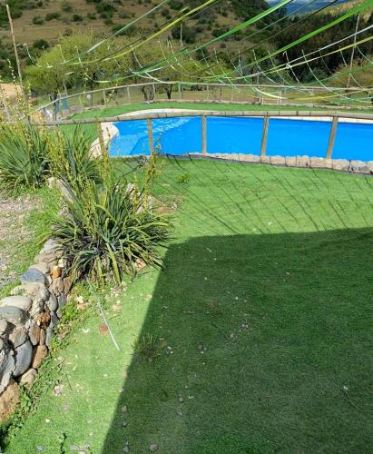 a yard with a pool of water and a fence at Estancia Don Domingo in Hualañé