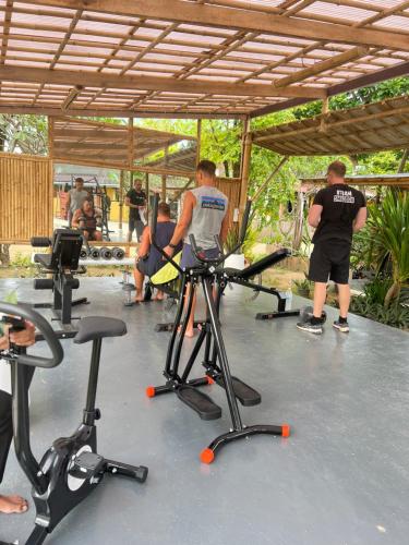 Fitness centrum a/nebo fitness zařízení v ubytování Coco Lanta Resort - SHA Extra Plus