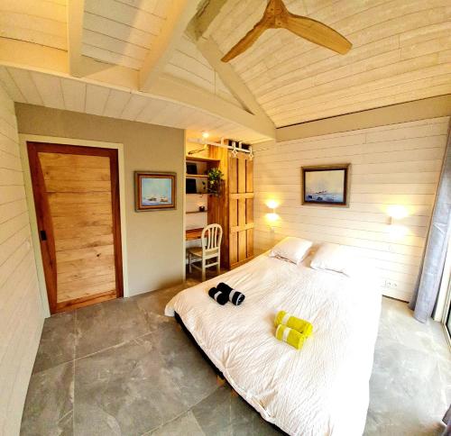 un dormitorio con una cama con dos animales de peluche en Lodge Terre de Glisse, en San Juan de Luz