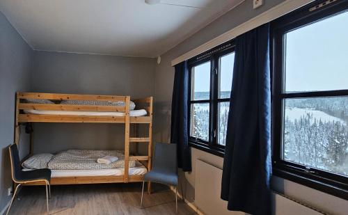 a room with two bunk beds and two windows at Øyer Fjellstugu in Øyer