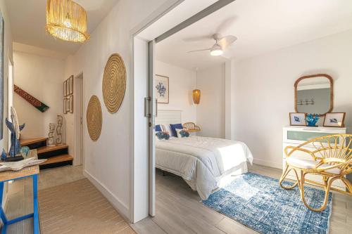1 dormitorio con cama, mesa y espejo en Brisa Marina, en La Jaca