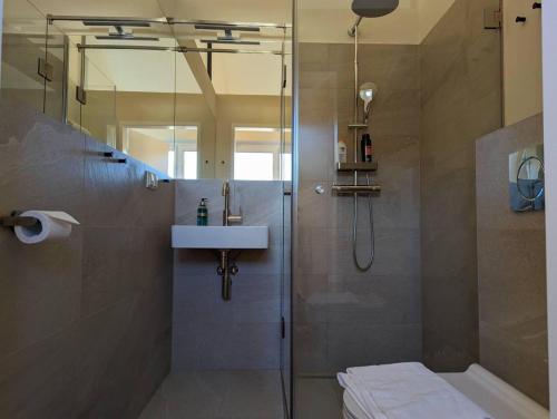 Kopalnica v nastanitvi Luxurious and roomy vacation home with sauna