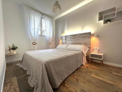um quarto branco com uma cama grande e uma janela em Les Terrasses de la Cisa, 20kms de BCN em Premia de Dalt