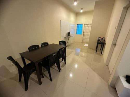 a dining room table and chairs in a room at Bahagia Makmur Homestay in Temerloh