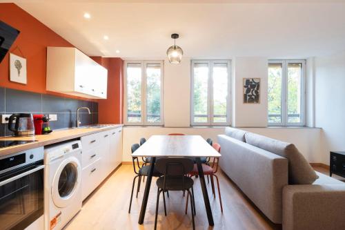 une cuisine et un salon avec une table et un canapé dans l'établissement Sur la Seille, à Metz