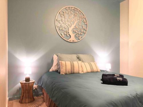 une chambre avec un lit et un miroir au mur dans l'établissement LE MANOIR - REZ DE CHAUSSEE - PARKING - WIFI - CENTRE VILLE, à Quimper