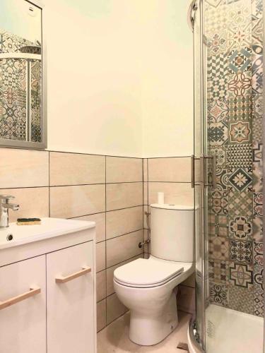 une salle de bain avec toilettes, lavabo et douche dans l'établissement LE MANOIR - REZ DE CHAUSSEE - PARKING - WIFI - CENTRE VILLE, à Quimper