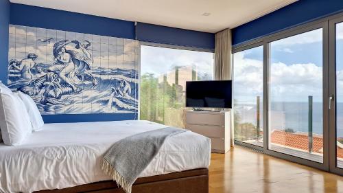 1 dormitorio con una gran pintura en la pared en Villa Madeira by LovelyStay, en Caniço