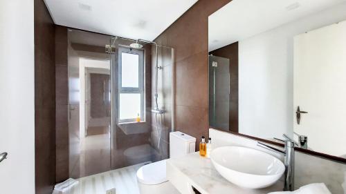 W łazience znajduje się umywalka i prysznic. w obiekcie Villa Madeira by LovelyStay w Caniço