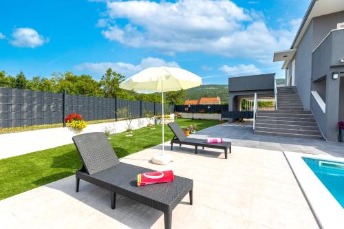 Zahrada ubytování Home with private pool near Trogir