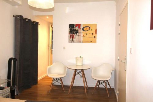 a dining room with a table and two chairs at Studio centre historique derrière rue d'Italie - Climatisé in Aix-en-Provence