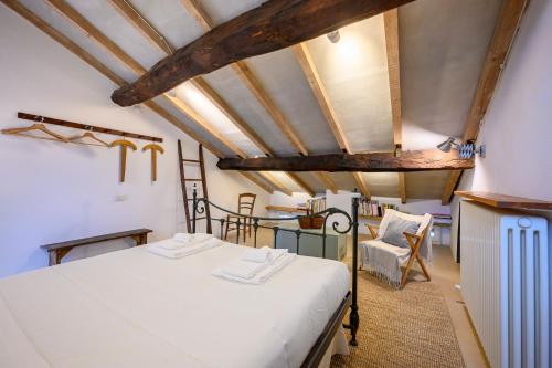 A bed or beds in a room at Skylight Duplex in Historic Center