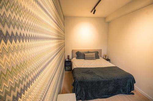 Habitación pequeña con cama y cortina en Sonrisa, en Knokke-Heist