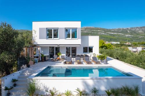 Villa Lea with 4 bedrooms, 40sqm pool, Hot-Tub, 2km from beach