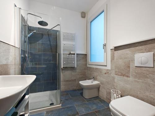 a bathroom with a toilet sink and a shower at Casa Carlotta al Portello, vicino al centro e all'ospedale in Padova