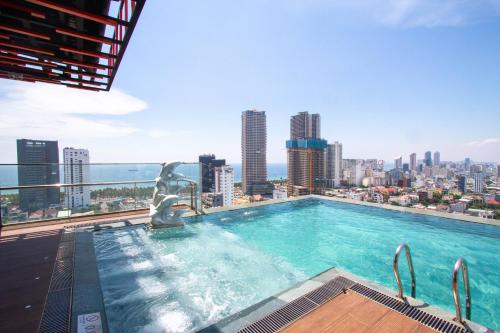 Bazén v ubytování Cordial Beach Hotel Da Nang nebo v jeho okolí