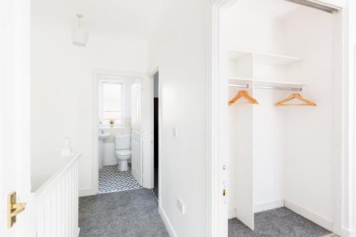 バーミンガムにあるNewly Renovated - 4 Bedroom Anchor House - Close to JQ, Birmingham City Centre - Groups & Contractorsの白いバスルーム(トイレ、シンク付)