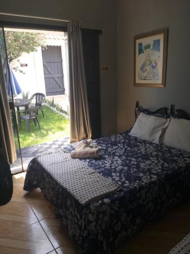 薩誇雷馬的住宿－Hostel Suite Home，一间卧室设有一张床和一个滑动玻璃门