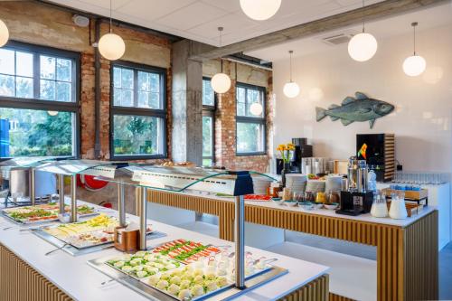 un buffet proposant de nombreux types de plats différents dans l'établissement Hotel ARCHE Fabryka Samolotów w Mielnie, à Mielno