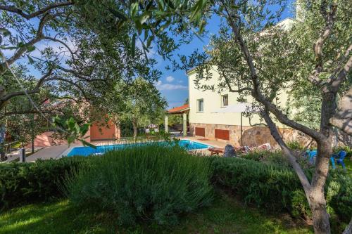 une maison avec une piscine dans une cour dans l'établissement Elegant Villa Versovica with pool near Pula, à Peruški