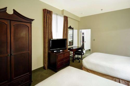 Телевизор и/или развлекательный центр в Embassy Suites Charleston - Historic District