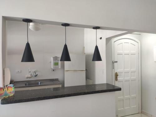 A cozinha ou cozinha compacta de Apto Verona Enseada Guarujá