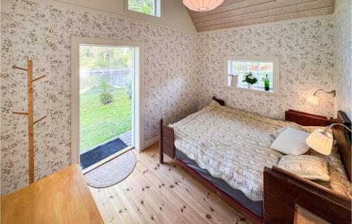 - une chambre avec un lit et une fenêtre dans l'établissement Lovely Home In Vdd With Wifi, à Väddö