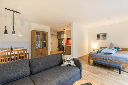 un soggiorno con divano e letto di Seegaard Wohnung 3 a Husby
