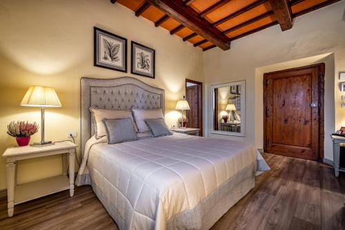 サン・カシャーノ・イン・ヴァル・ディ・ペーザにあるVilla S.Andreaのベッドルーム1室(大型ベッド1台、ナイトスタンド2台付)