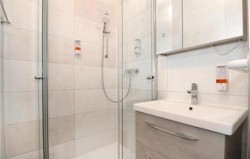 ein Bad mit einer Dusche und einem Waschbecken in der Unterkunft Nice Apartment In Wels With Wi-fi in Wels