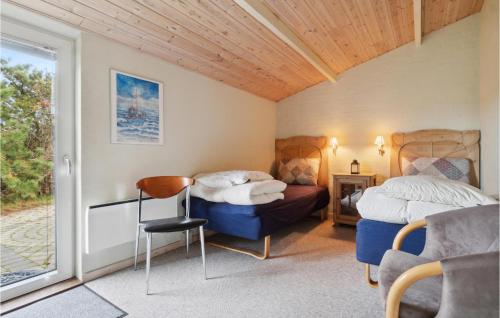 - une chambre avec 2 lits et une fenêtre dans l'établissement Gorgeous Home In Thisted With Wifi, à Thisted