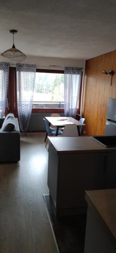 Photo de la galerie de l'établissement Studio Le Lacuzon avec piscine et tennis extérieurs, aux Rousses