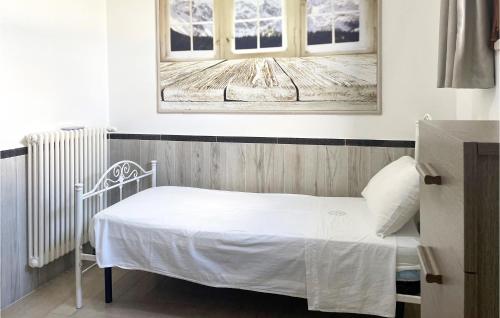 グロッターリエにあるMattia Grandeの小さなベッドルーム(白いベッド1台、窓2つ付)が備わります。