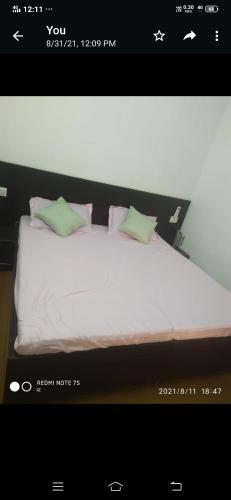 una foto de una cama con almohadas en ella en SPOT ON Shree Jee Ghust House en Bandikui