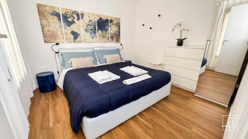 una camera da letto con un letto grande con una coperta blu di HT - Elegante mini in Prato della Valle a Padova