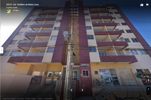 ein hohes Gebäude mit einer Stange davor in der Unterkunft Apartamento com Vista para o Mar in Conceição da Barra