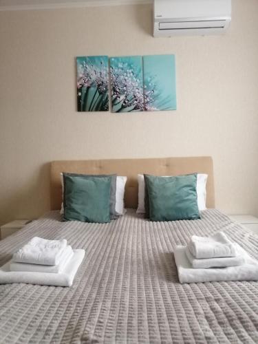 a bedroom with a bed with two pillows on it at Revutskogo 54 метро Харьковская, Позняки, Квартира з видом на озеро in Kyiv
