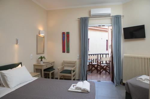 Кровать или кровати в номере Galini Hotel