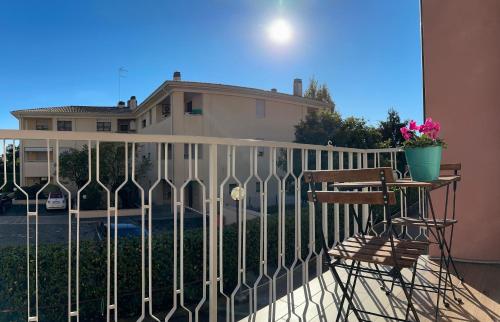 科內利亞諾的住宿－Casa TOÈ，阳台设有围栏、桌子和椅子。