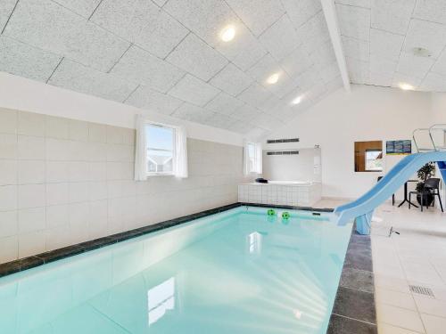 una piscina con tobogán en una habitación con paredes blancas en 24 person holiday home in Idestrup, en Bøtø By