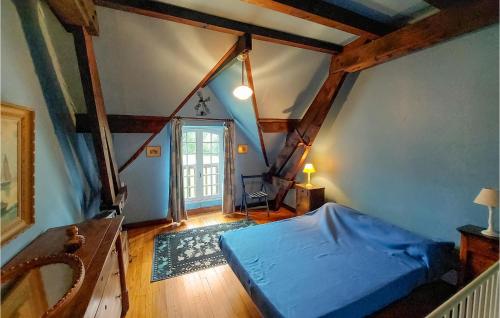 1 dormitorio con 1 cama azul en el ático en 4 Bedroom Amazing Home In Conchez-de-barn, en Conchez-de-Béarn