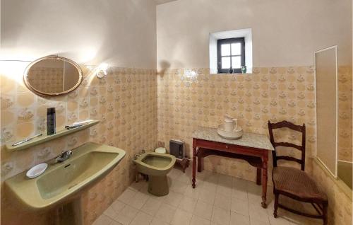 y baño con lavabo, aseo y mesa. en 4 Bedroom Amazing Home In Conchez-de-barn, en Conchez-de-Béarn