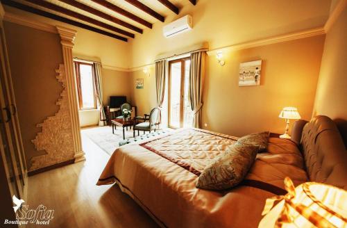 Кровать или кровати в номере SOFIA BOUTIQUE HOTEL